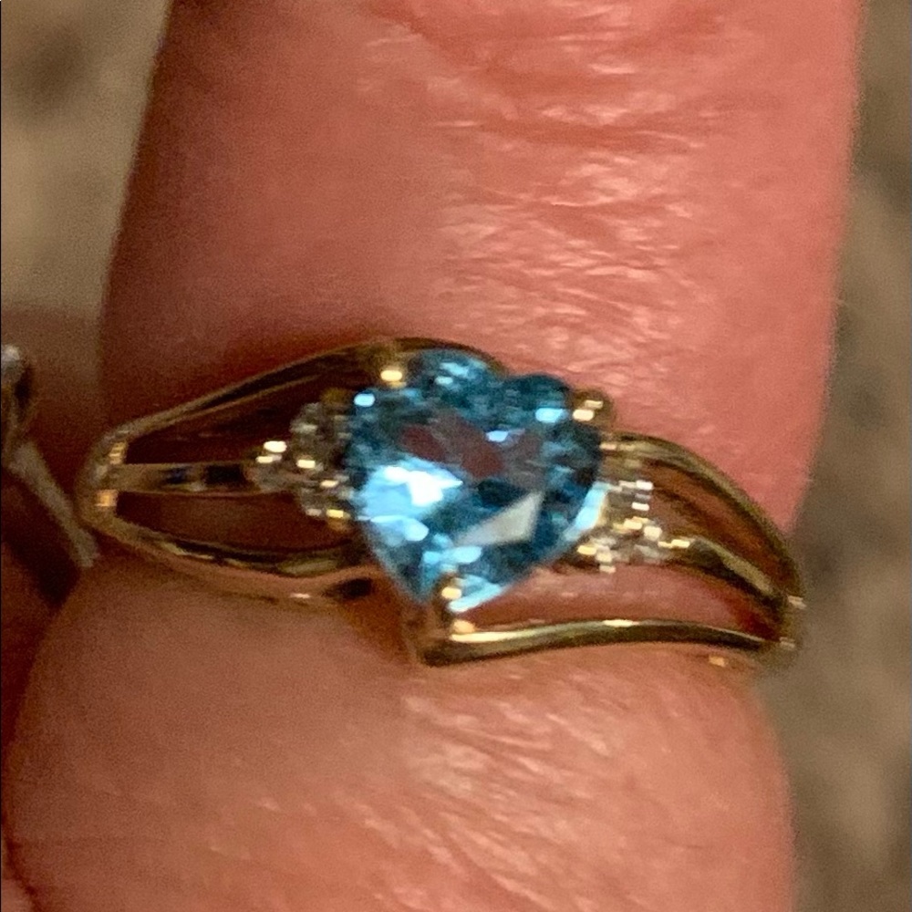 NWOT! 10Kt. Solid gold “Mom” blue topaz heart ring